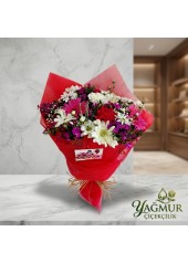 Kırmızı Ambalajlı Karışık Mevsim Çiçekleri Buketi